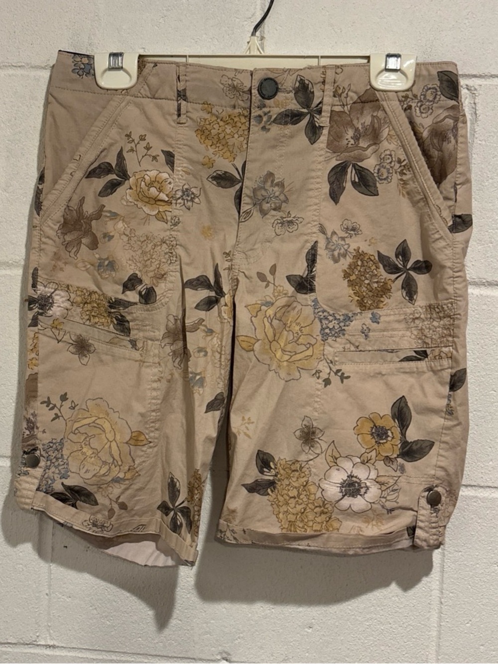 Democracy Ab Technology utility shorts beige gold floral mid rise cuff hem